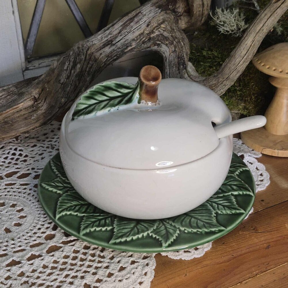 Cabinet of Curiosities 🏷️🧚♂️ Vintage Apple-Shaped Tureen with Plate & Spoon - Picture 5 of 17